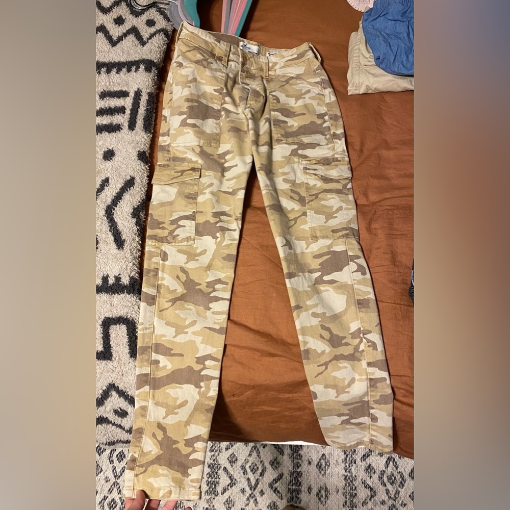Hollister camo pant size 5 high rise